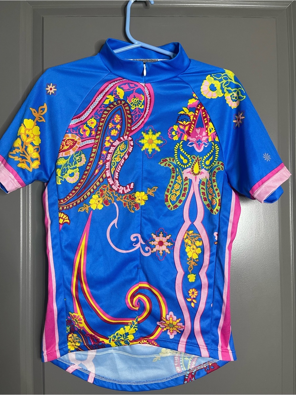 Athleta  Blue Paisley Short Sleeve with Pink Accents running top back pockets S
